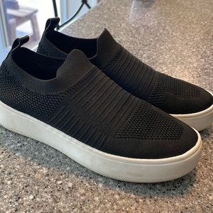 Steve Madden slip on black shoes